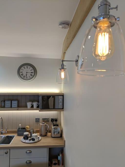 Barley - Cosy Stylish Apartment - Easy Access To Bath And Many Nearby Attractions Box  Bagian luar foto